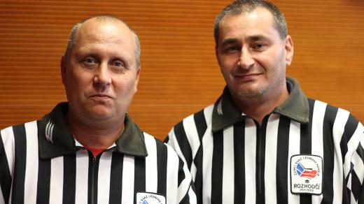 Václav Guth a David Rittich, hokejoví rozhodčí
