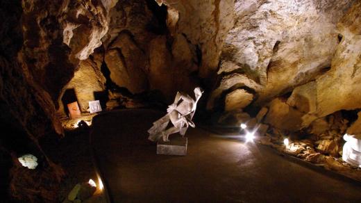 Jeskyně slouží i jako výstavní síň