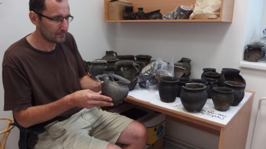 David Zimola ukazuje, jak vypadají výsledky práce po sádrování a domalování