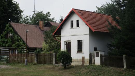 Tento domek můžete znát z filmu Jak dostat tatínka do polepšovny