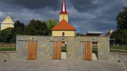 Jeviště s kostelem v pozadí