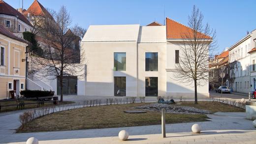 Galerie Závodný stojí na Lormově náměstí v Mikulově