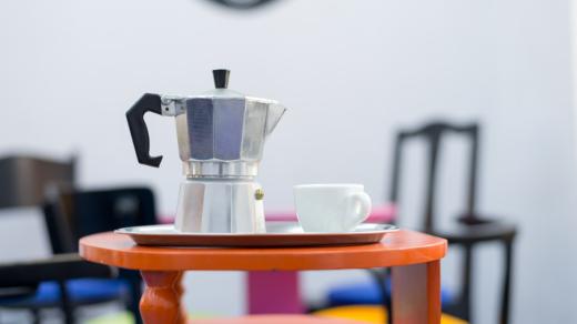 Moka konvička je založená na principu přípravy espressa - voda prochází přes kávu pod tlakem