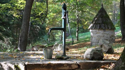 Park Adalberta Stiftera v Horní Plané. Svatý pramen