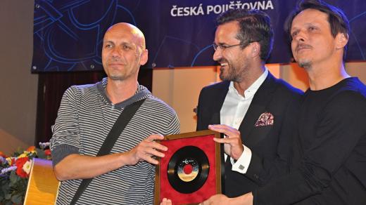Chinaski přebírají cenu Legenda Nočního proudu