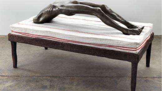 LOUISE BOURGEOIS Vyklenutá postava, 1993, Soukromá sbírka Courtesy Hauser & Wirth
