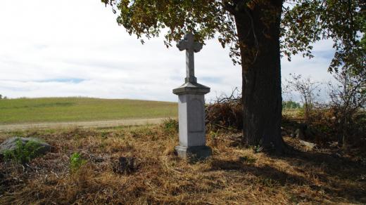 Kříž v obci z roku 1822 je jedinou památkou na horní část Annína