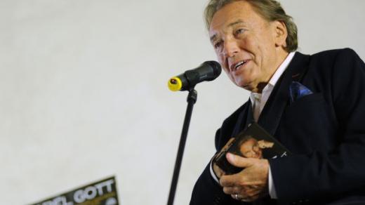 Zpěvák Karel Gott (na snímku ze 7. října) podstoupil operaci kvůli břišní příhodě