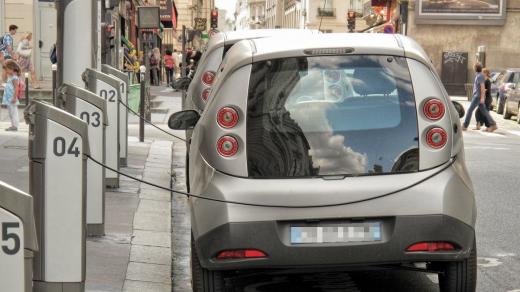 Elektromobily v dobíjecí stanici 