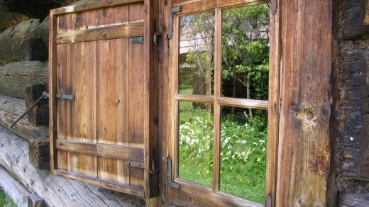 Okno starého domu (ilustrační foto)