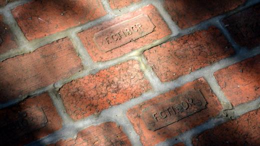 Cihly pro pamětní chodník pochází ze starých zdí