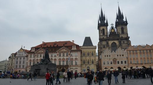 Na Staroměstském náměstí dům sousedí například s Týnským chrámem