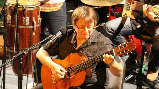 Jaroslav Hnízdil ze skupiny Spolektiv, která v pořadu Vltavín zahrála píseň Už se ten Tálinskej rybník nahání