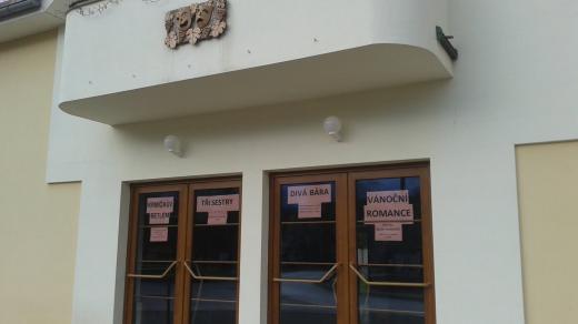 Divadlo láká na představení místních ochotníků a aktuálně také na výstavu betlémů