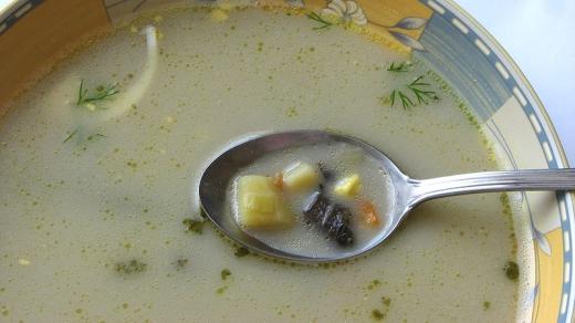 Pokud nelitujete peněz a jste fajnšmekr, udělejte si silnou houbovou polévku a nakonec do ní vrazte něco hrachu, dobře uvařeného, který polévce dodá na výživové hodnotě, ale hlavně ji příjemně dochutí a zahustí