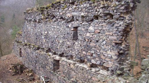 O rozloze vypovídá i německý název Riesenburg – Obří hrad