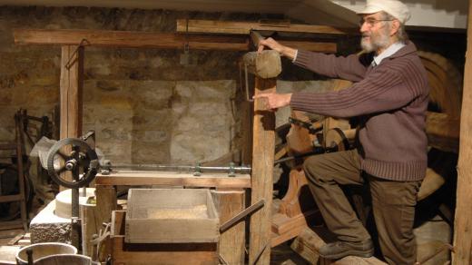 Blahoslav Lukavec předvádí mlýn