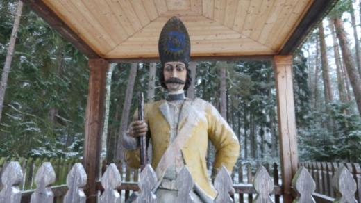Areál střeží vojenská hlídka z roku 1740 oděná do dobových uniforem