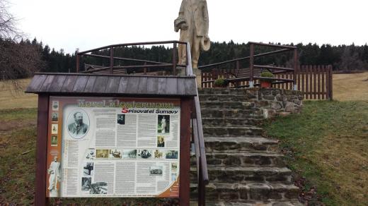 K rozhledně se jde od sochy Karla Klostermanna