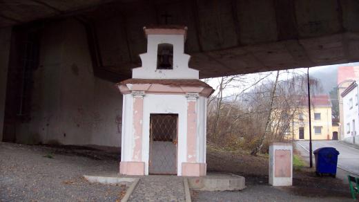 Řidiči projíždějící nad kapličkou o ní nemají ani tušení