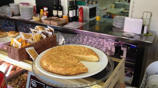 Španělská bramborová tortilla není jídlem, které by vyžadovalo nějaké speciální suroviny. Stačí brambory, vejce, olej, sůl a trochu cibule