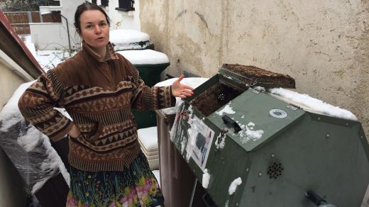 Kateřina Hodková u jednoho z mnoha kompostérů