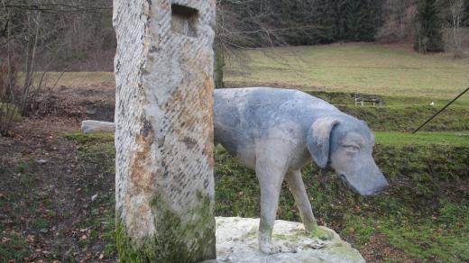 V malebné vesničce jménem Kryštofovo Údolí zdobí kašnu čůrající voříšek