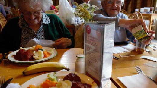 Senior, jídlo, oběd, jídelna, restaurace
