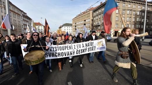 Pochod demonstrantů proti islámu, který vyšel z Vítězného náměstí v Dejvicích