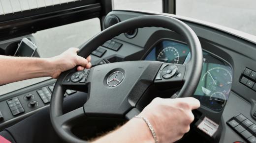 Na pražské letiště bude cestující na zkoušku vozit nejdelší autobus v Česku
