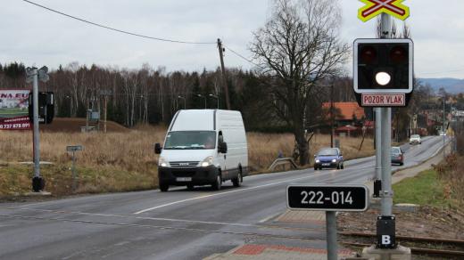 Železniční přejezd u Mírové s novou signalizací