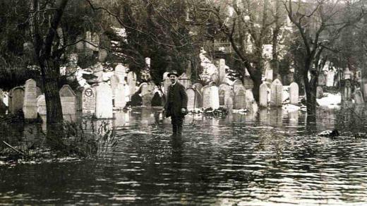 Starý židovský hřbitov v Libni během povodně v únoru 1920. (Zdroj: Státníková, Pavla. Povodně a záplavy. Praha – Litomyšl: Paseka, 2012. ISBN 978-80-7432-182-5)