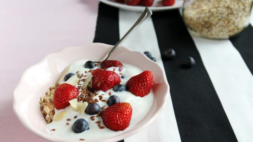 jogurt s jahodami a müsli