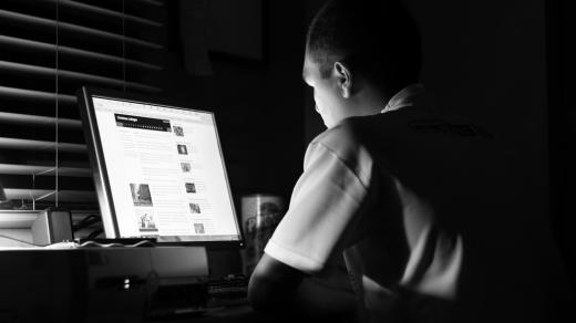 Zírání do počítače oči nekazí, ale unavuje