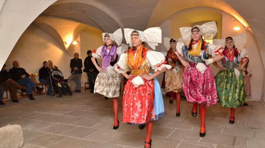 Z loňského ročníku akce „Vítání jara v Plzni: Vynášení smrtky“. Vystoupení dětského folklorního souboru Boleváček