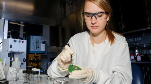 Vědec - vědkyně - výzkum - laboratoř - v laboratoři  