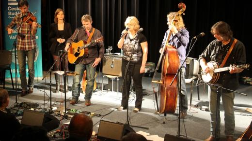 Pořad Písničkové rozhovory, který připravují Pavlína Jíšová a její dcera Adéla Jonášová, si posluchači mohli užít živě. Hostem byla kapela Malina Brothers