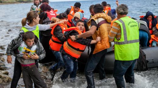Uprchlíci vystupují z gumového člunu na řeckém ostrově Lesbos