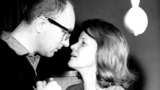 Jiří Adamíra a Jaroslava Adamová. Z natáčení hry William Shakespeare: Richard III. (8. 3. 1964)