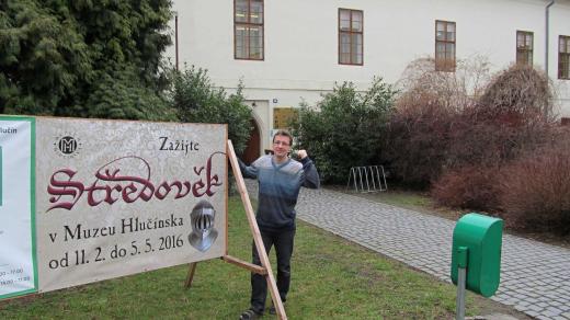Před Hlučínským zámkem