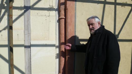 Tasovský fará Pavel Kryl u portálu