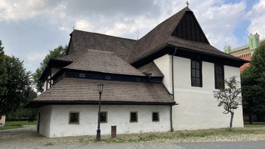 Styl kostela ovlivnilo skandinávské stavitelství. Část se čtvercovými okny je původním hostincem