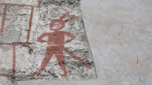 Jedna z postav na zdi kostela Nejsvětější Trojice