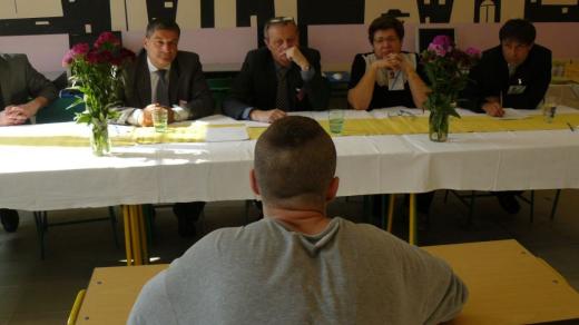 Žák u závěrečných na potítku před zkušební komisí