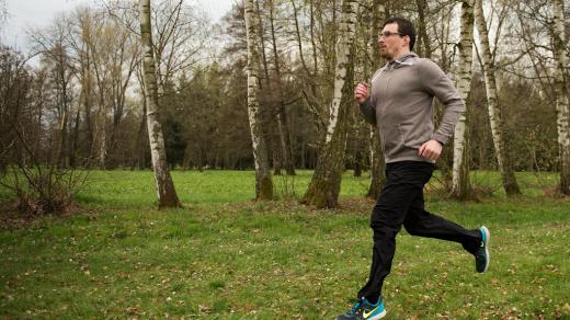 Správné držení těla při běhu. Hlava je rovně, ramena uvolněná a zapojují se horní končetiny, které jsou volné a pomáhají při běhu dopředu. Ruce nesvírejte v pěst ani příliš nerozevírejte. Našlapujte na přední stranu nohy, ne však čistě na špičku