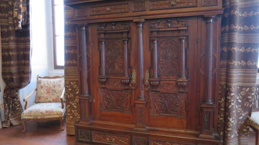 Skříň z roku 1674, kterou na zámek Mnichovo Hradiště přivezl jako dar ruský car Mikuláš I.