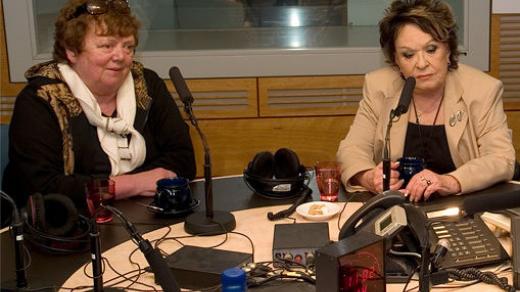 Slávka Kopecká a Jiřina Bohdalová ve studiu Dvojky v roce 2011