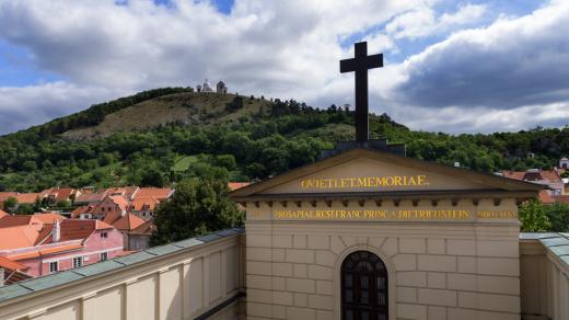 V sousedství hrobky se tyčí Svatý kopeček, populární poustní místo