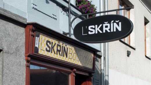 Lidé mohou v L´Skříni nejen nakoupit, ale také nabídnout k prodeji vlastní vyřazené oblečení. V obou případech tak pomohou lidem s duševním onemocněním
