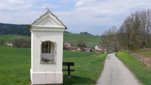 Kaplička s vyhlídkou nad Křepicemi